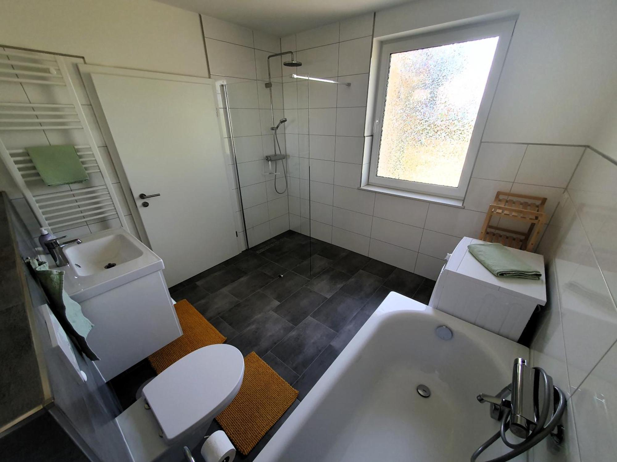 Geraeumige, Moderne Ferienwohnung Mit Pkw- Und Fahrradstellplatz - Fewo Nordland Schwerin  Exterior foto